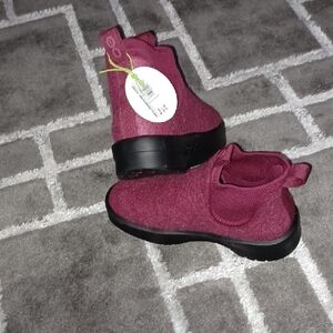 OOFOS size 9 Womens Burgundy Ankle Boots
